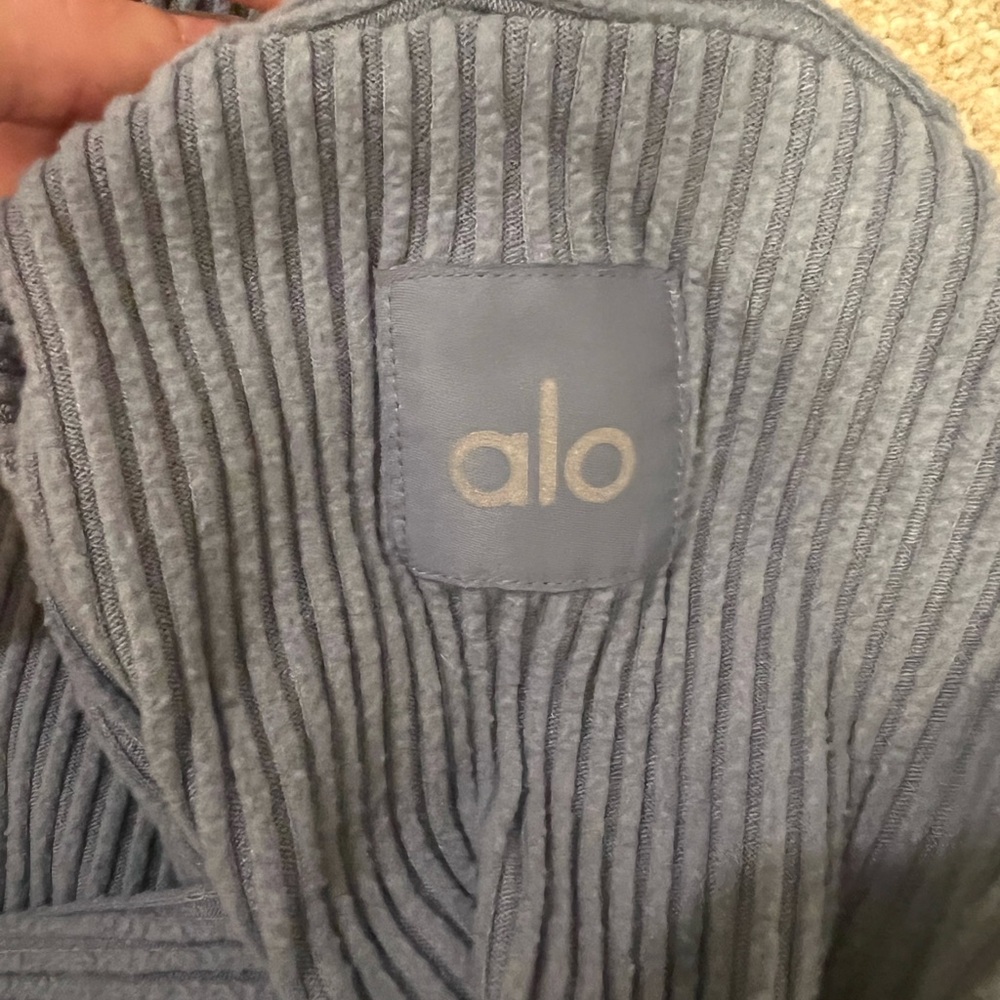 ALO Yoga Women’s Cropped Ribbed Blue Sweater